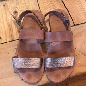 Frye Sandal 8.5 distressed leather and gold